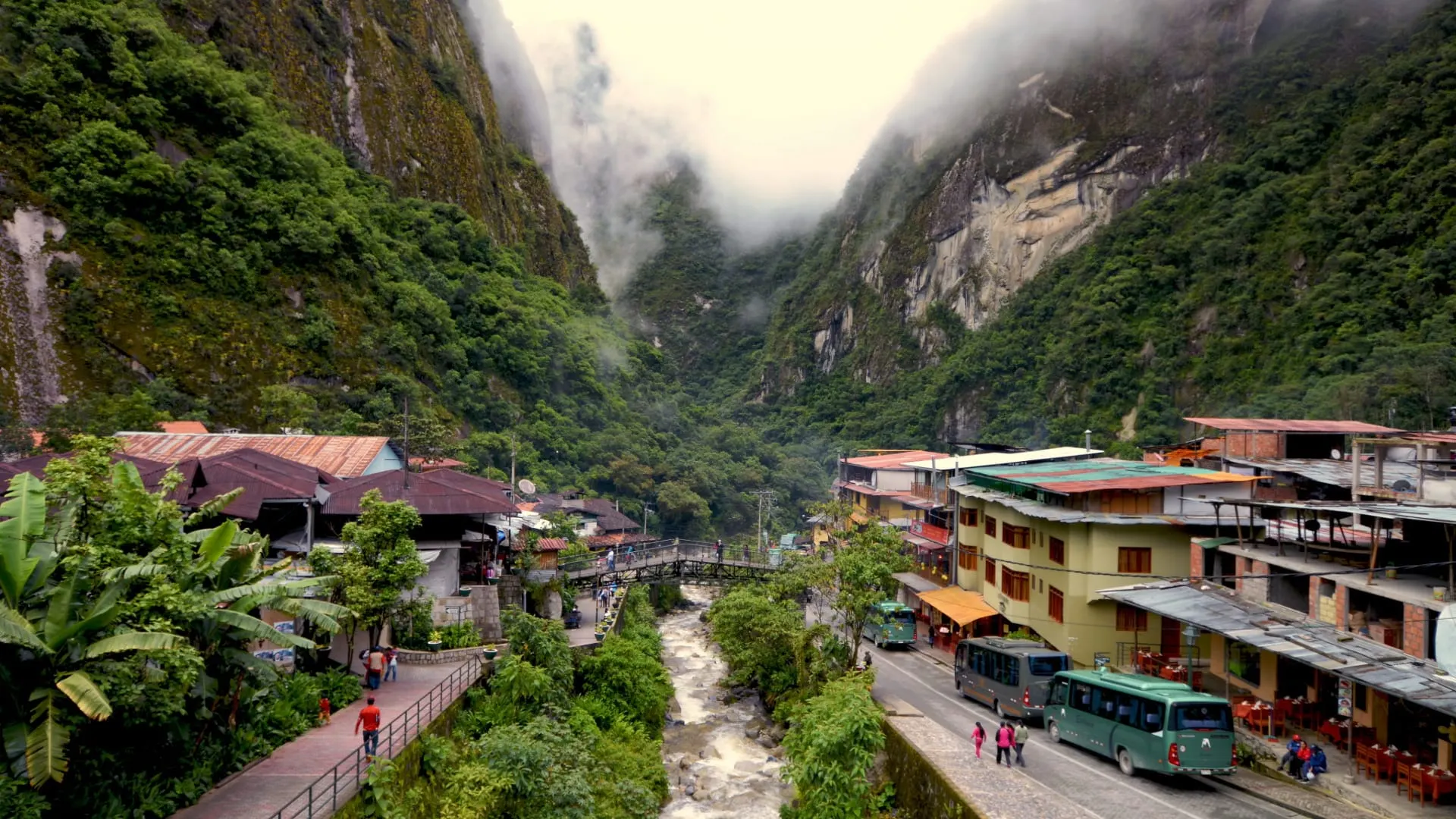 Pueblo de Aguas Calientes entre montañas y el río Urubamba