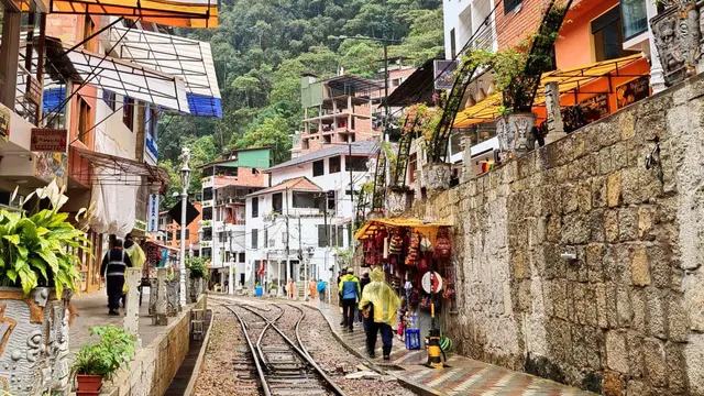 Calle con vía del tren en Aguas Calientes