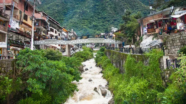 Río Vilcanota cruzando Aguas Calientes