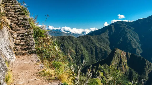 Escalinata inca con montañas nevadas al fondo