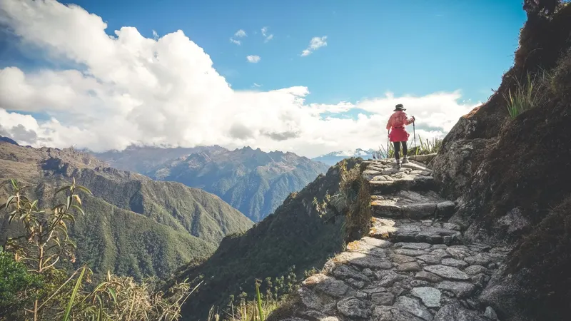 Caminante en las escaleras de piedra del Camino Inca