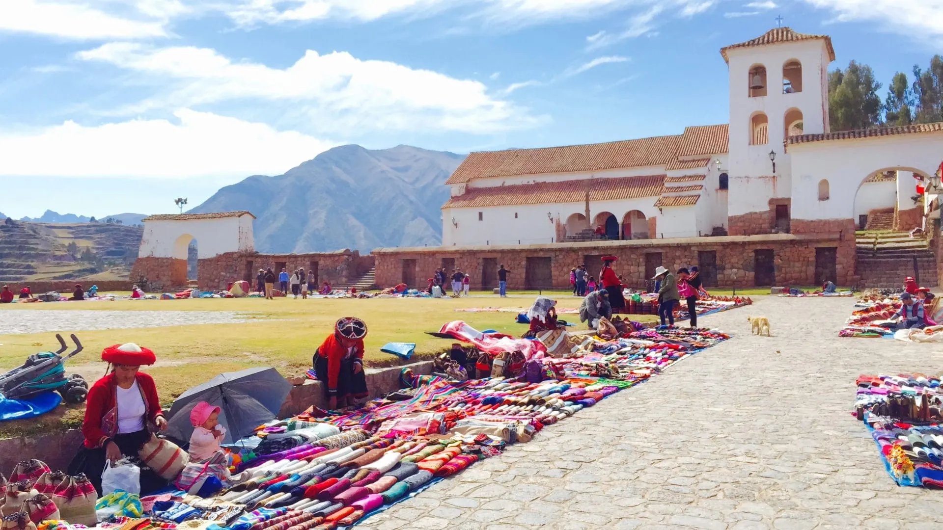 Mercado tradicional de Chinchero en el Valle Sagrado