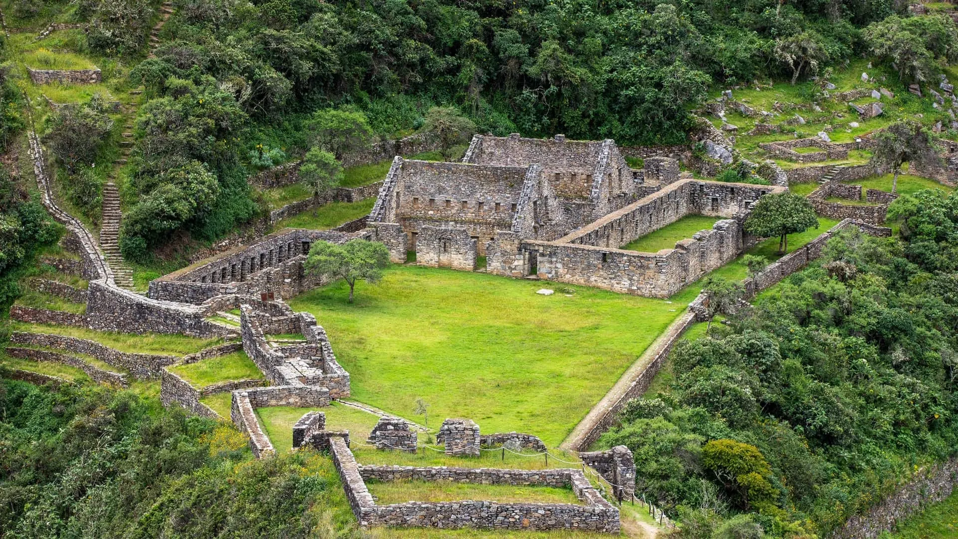 Plaza principal y edificios incas de Choquequirao