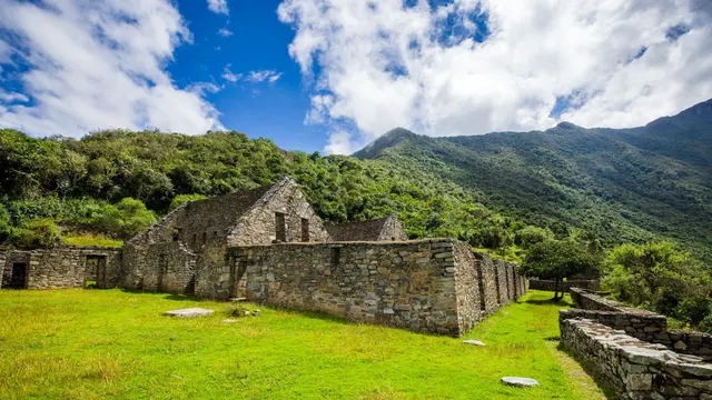 Edificios incas de Choquequirao entre la vegetación