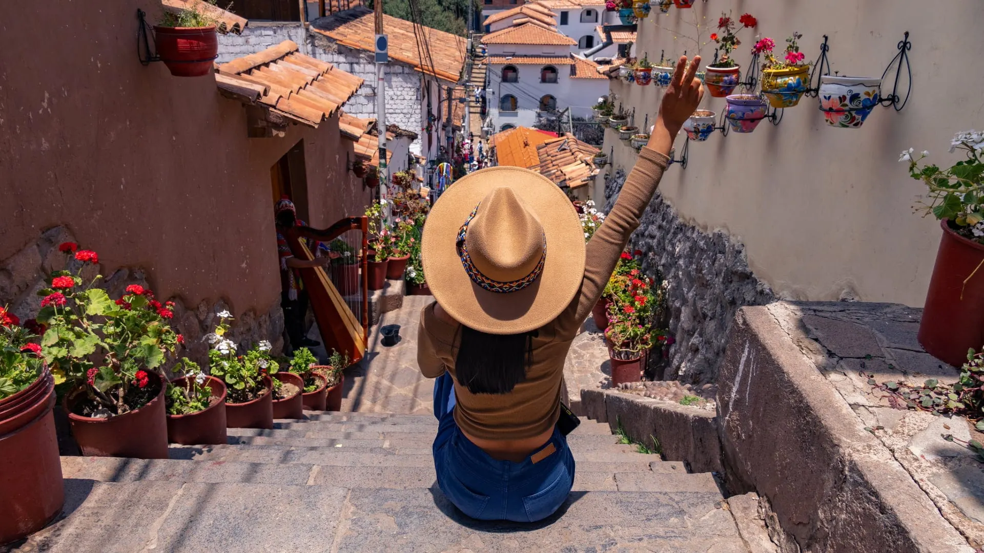 Viajero en las escaleras del barrio de San Blas