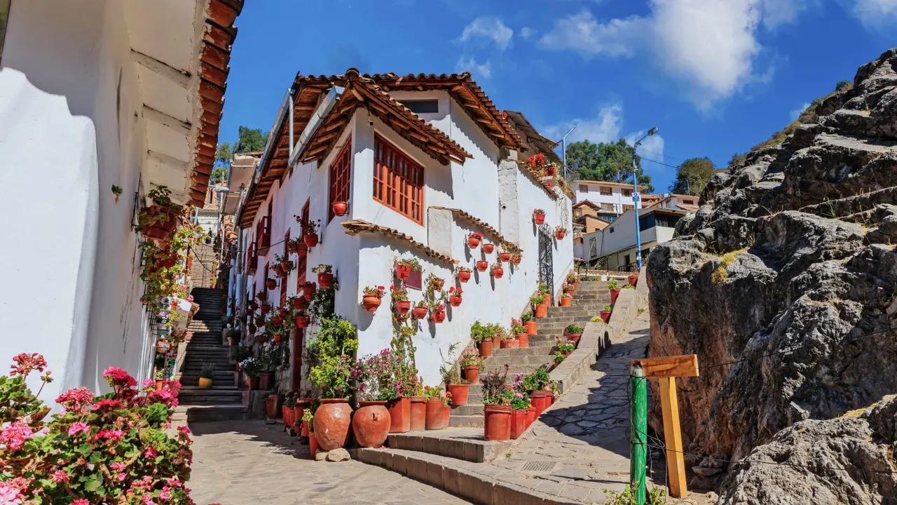 Calle decorada en el barrio de Siete Borreguitos, Cusco