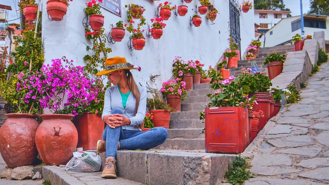 Escaleras con flores en una calle de Cusco