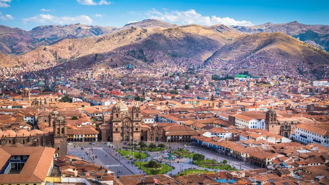Panorámica de la ciudad de Cusco y sus montañas