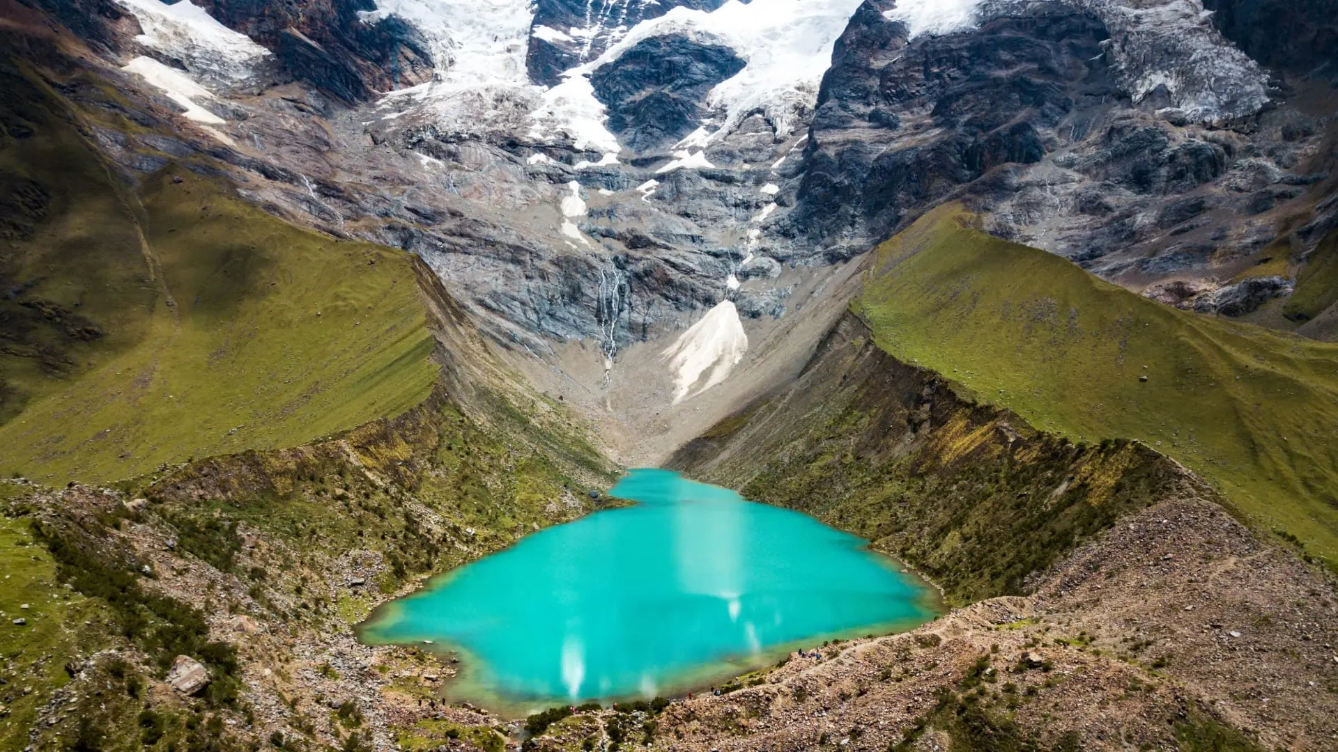 Vista aérea de la Laguna Humantay turquesa