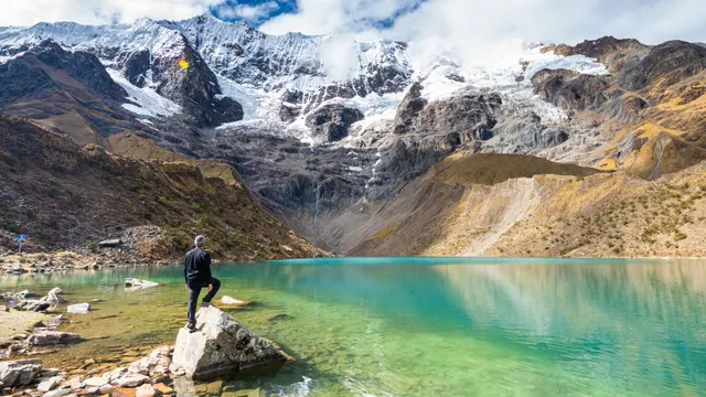 Excursionista junto a la orilla de la Laguna Humantay