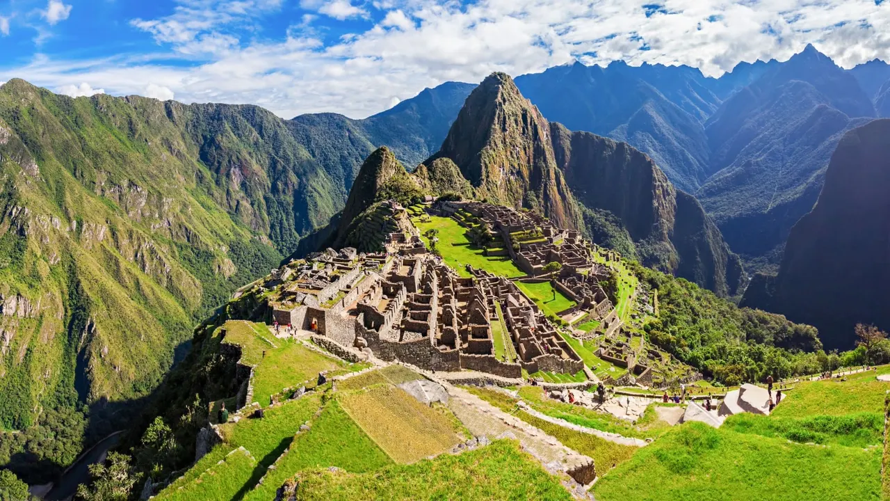 Vista clásica de Machu Picchu con la montaña Huayna Picchu al fondo
