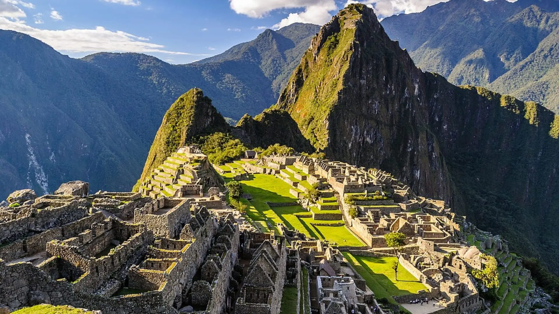 Ciudadela de Machu Picchu y sus terrazas en un día soleado
