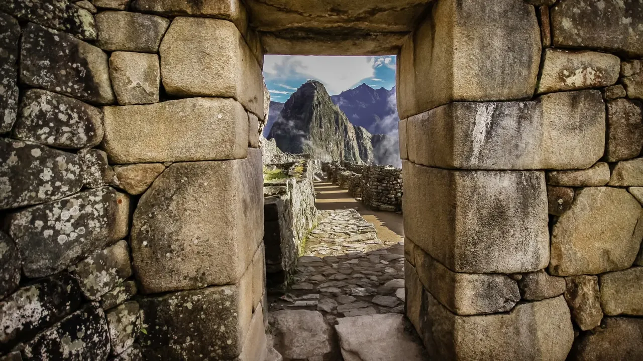 Portada inca de piedra con vista a Machu Picchu