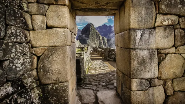 Portada inca de piedra con vista a Machu Picchu