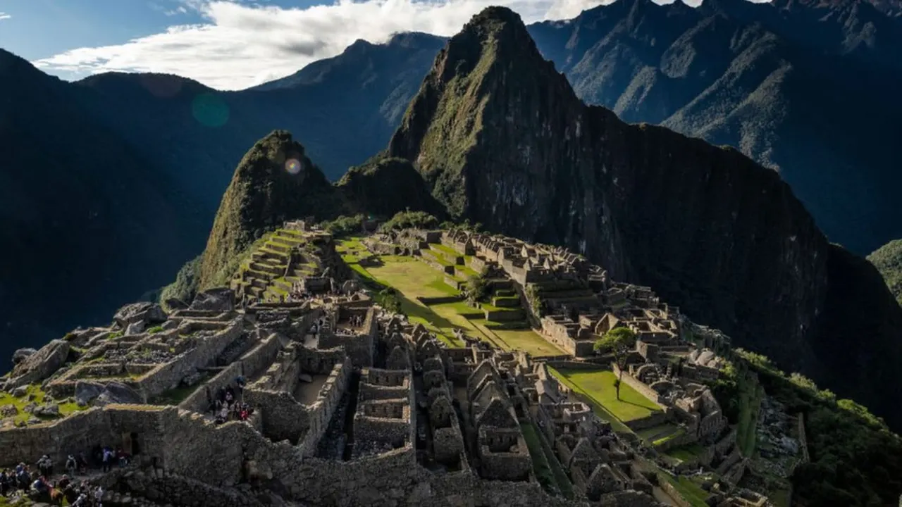 Montaña Huayna Picchu sobre la ciudadela de Machu Picchu