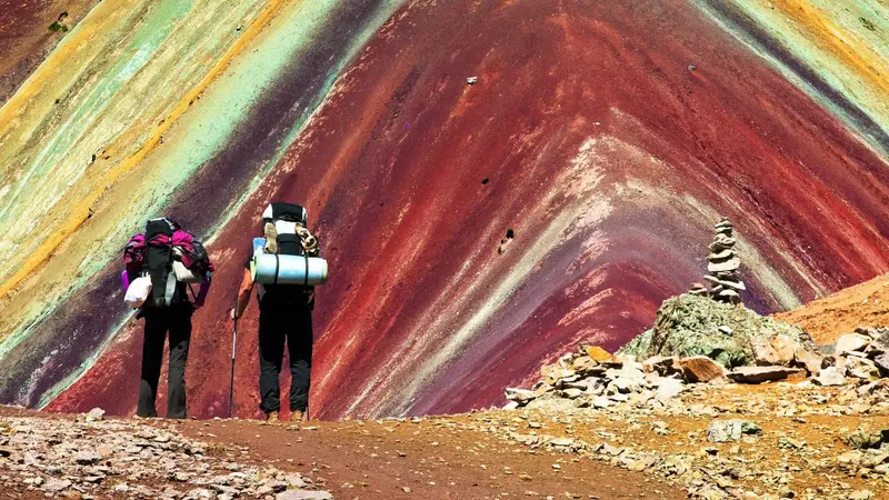 Excursionistas frente a la Montaña de 7 Colores