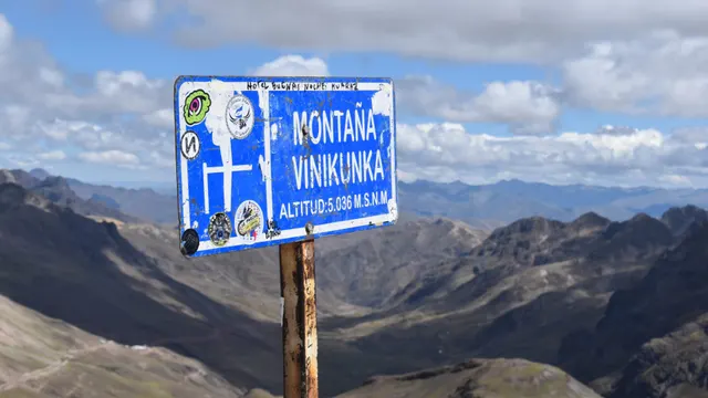 Letrero de la Montaña Vinicunca con su altitud