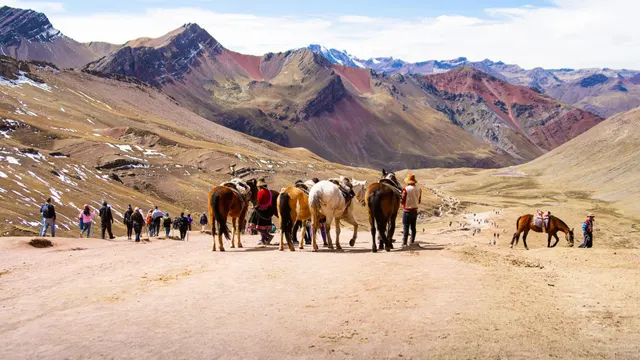 Caballos en el camino a la Montaña de 7 Colores