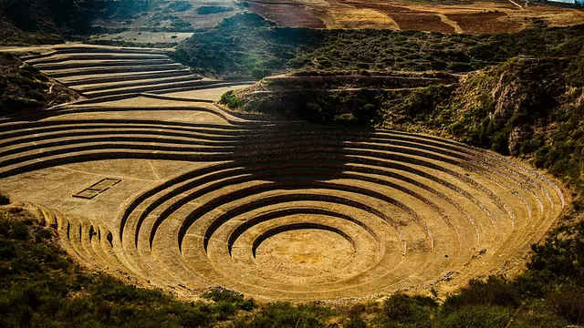 Terrazas concéntricas de Moray al atardecer