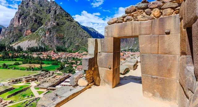 Portada inca en la fortaleza de Ollantaytambo