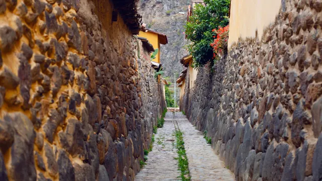 Calle inca con canal de agua en Ollantaytambo