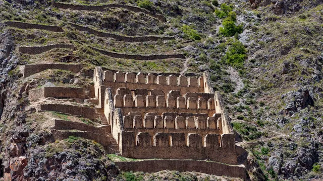 Colcas incas en la montaña Pinkuylluna, Ollantaytambo