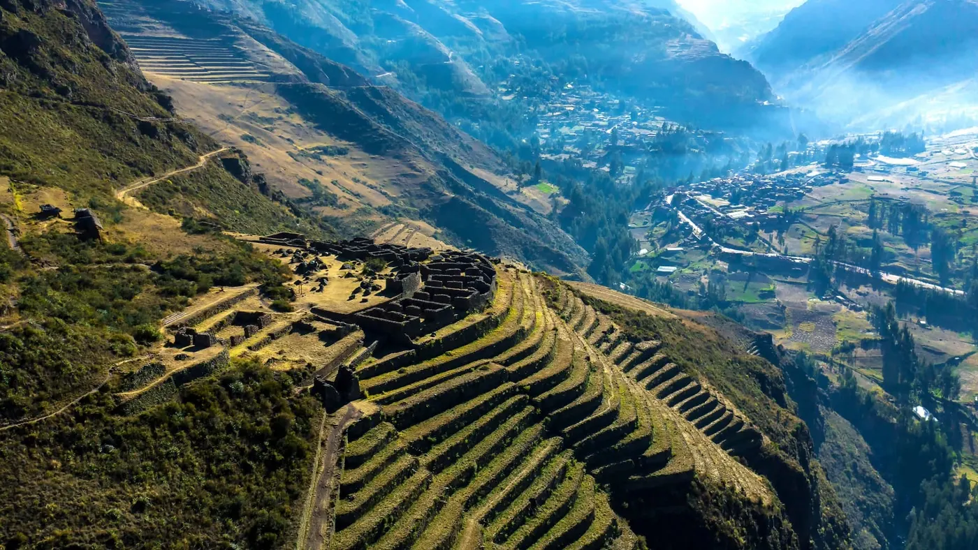 Terrazas de Pisac sobre el valle del Urubamba