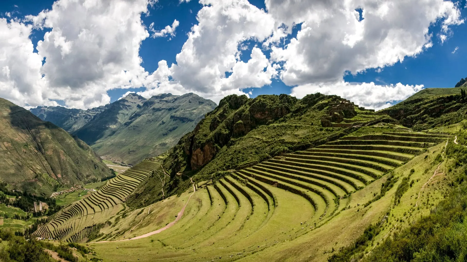 Andenes agrícolas de Pisac bajo un cielo azul