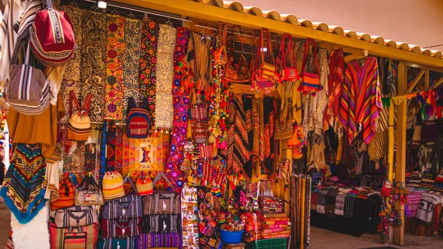 Textiles andinos en el mercado artesanal de Pisac