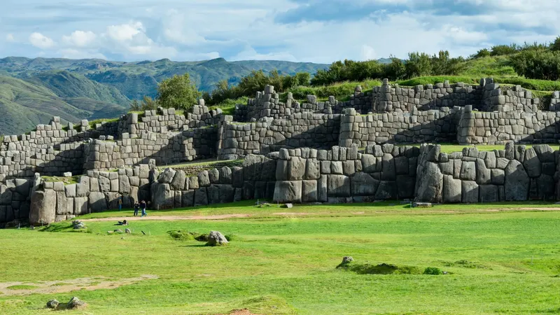 Murallas de Sacsayhuamán sobre la explanada verde