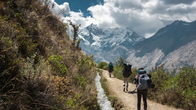 Grupo caminando en la ruta Salkantay