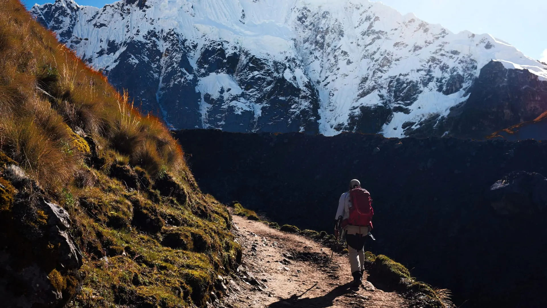 Excursionista en el trek Salkantay frente al nevado