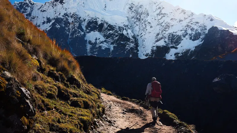 Excursionista en el trek Salkantay frente al nevado