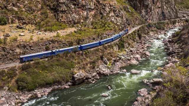Tren junto al río Urubamba camino a Machu Picchu