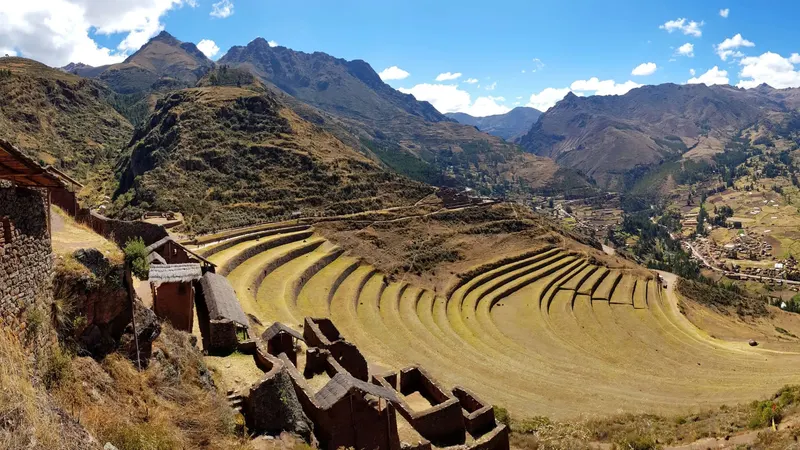 Ruinas y andenes de Pisac sobre el Valle Sagrado