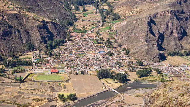 Pueblo de Ollantaytambo visto desde las alturas
