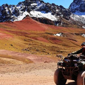 Turistas disfrutando del tour en cuatrimoto 4x4 por los paisajes andinos de Maras y Moray con MACHU PICCHU VIVE VIP.