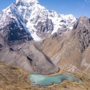 Laguna Azulcocha de aguas turquesas rodeada de montañas en la cordillera de Cusco.