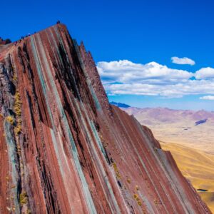 Montaña Pallay Punchu con crestas coloridas y laguna Langui-Layo al fondo en Cusco.