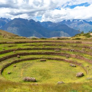 Vista panorámica del Valle Sagrado de los Incas con campos verdes y el río en Cusco.