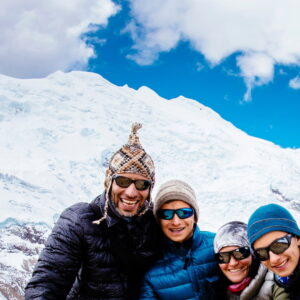 Inmensa masa de hielo del Glaciar Quelccaya bajo un cielo despejado.