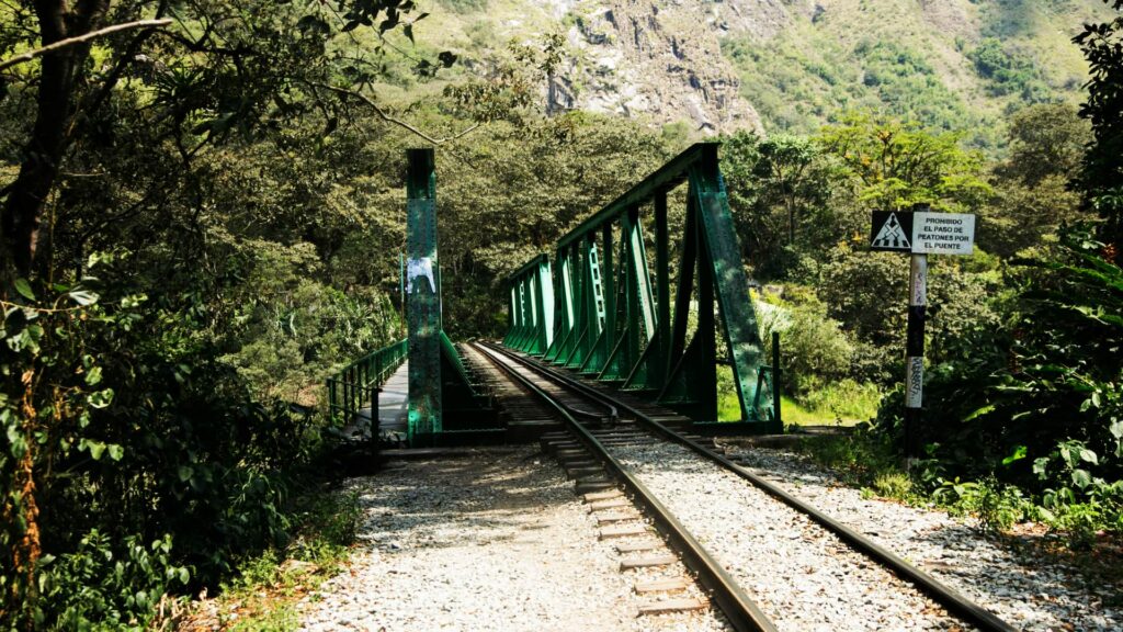 Vista panorámica de las vías del tren en la hidroeléctrica hacia Machu Picchu.