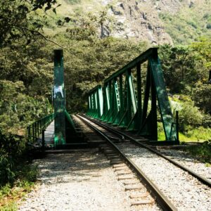 Vista panorámica de las vías del tren en la hidroeléctrica hacia Machu Picchu.
