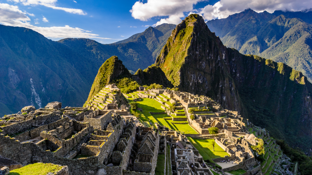 Vista clásica de la ciudadela inca de Machu Picchu con el Huayna Picchu.