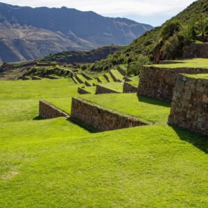 Terrazas y fuentes de agua en Tipón, parte del tour Valle Sur Cusco.