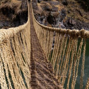 Vista en primer plano de las sogas de fibra vegetal tejidas a mano del Puente Inca Q'eswachaka sobre el río Apurímac en Cusco.