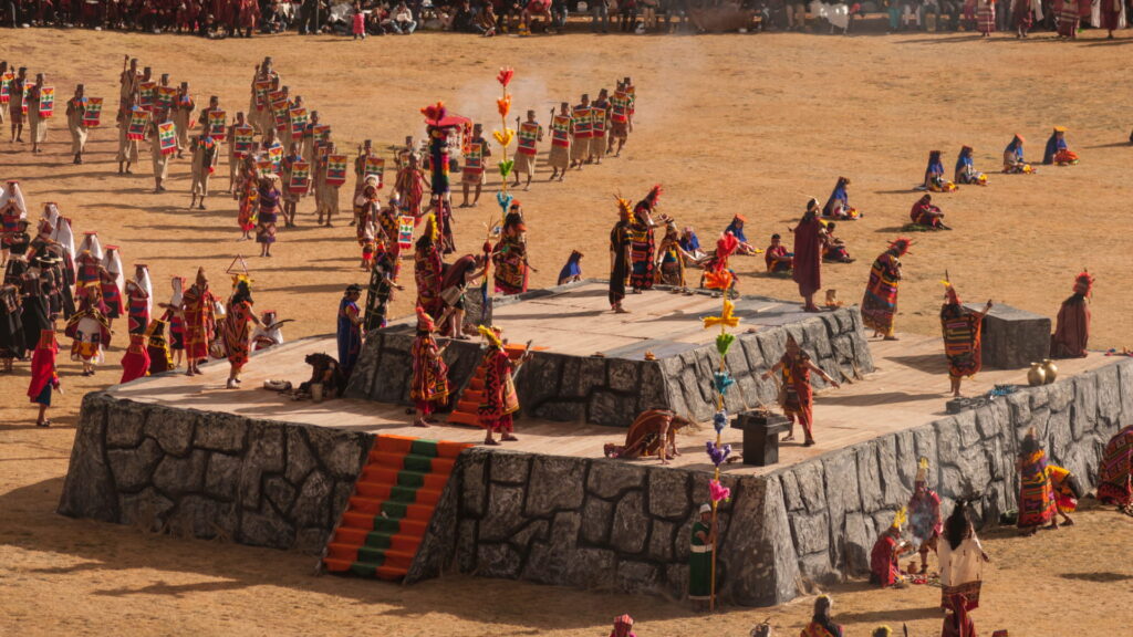 Ceremonia del Inti Raymi en Sacsayhuamán como parte del tour a Machu Picchu.