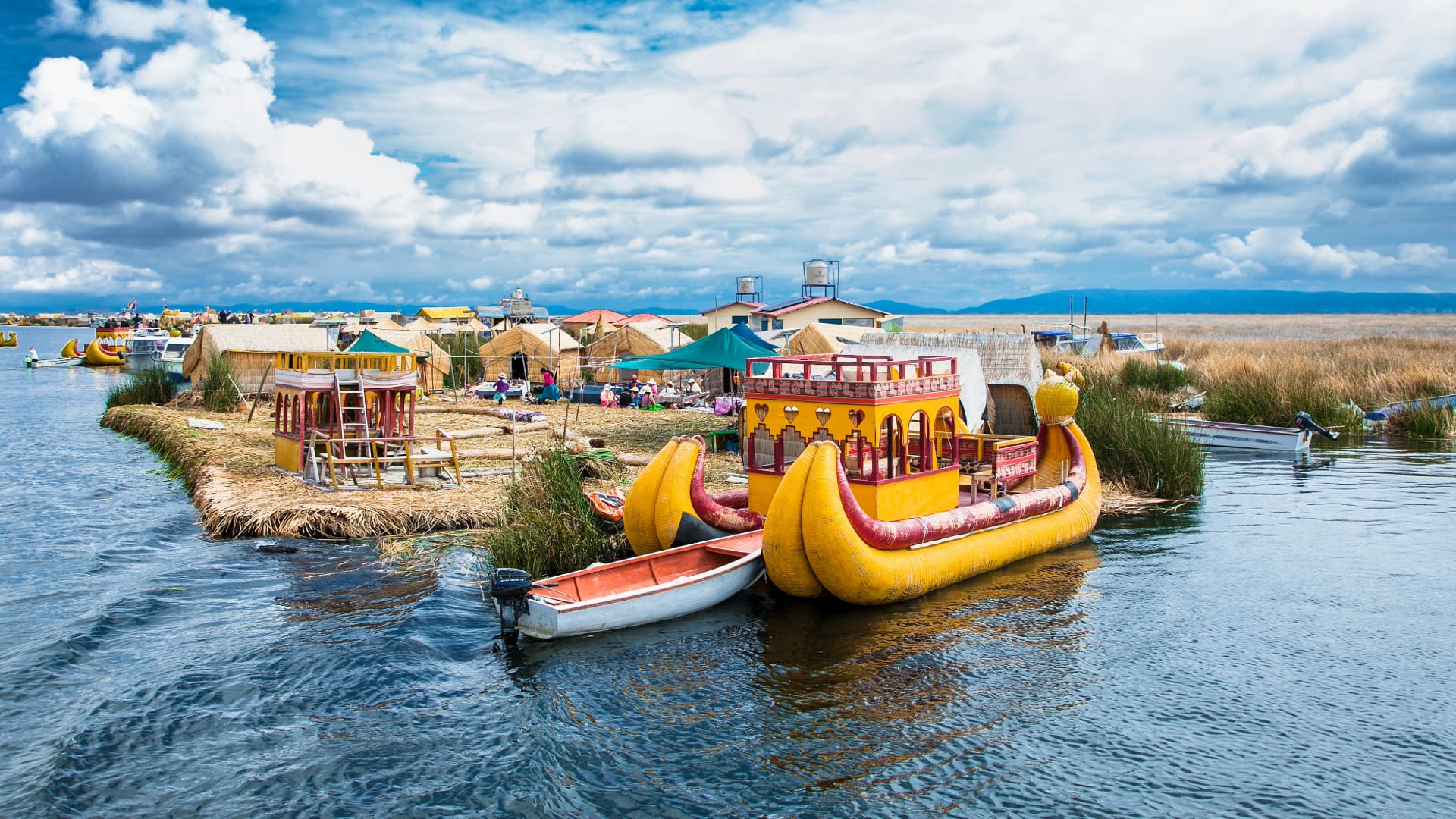 Casas de totora en una isla flotante de los Uros en Puno.
