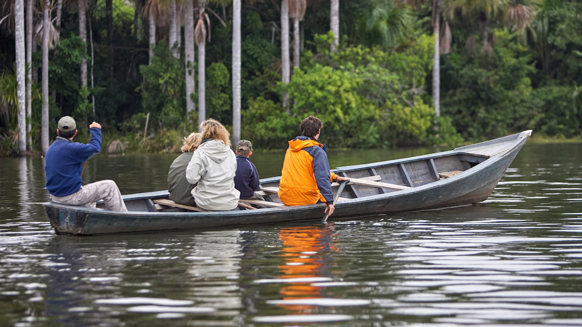 Paseo en canoa a remo por el Tour Lago Sandoval Tambopata.