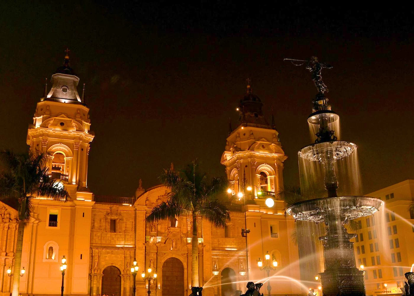 City Tour in Lima + Water Fountains (Magic Water Circuit) – Half a Day (Night) 2